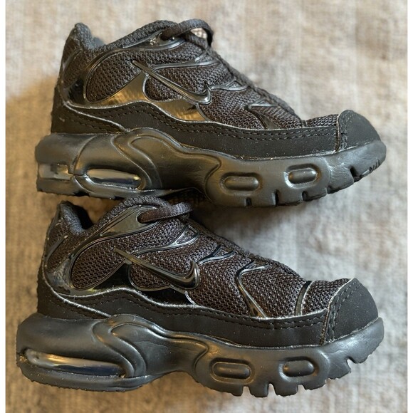 Nike Air Max Plus Triple Black Kids Size 5C DR7996-001 - Picture 1 of 7